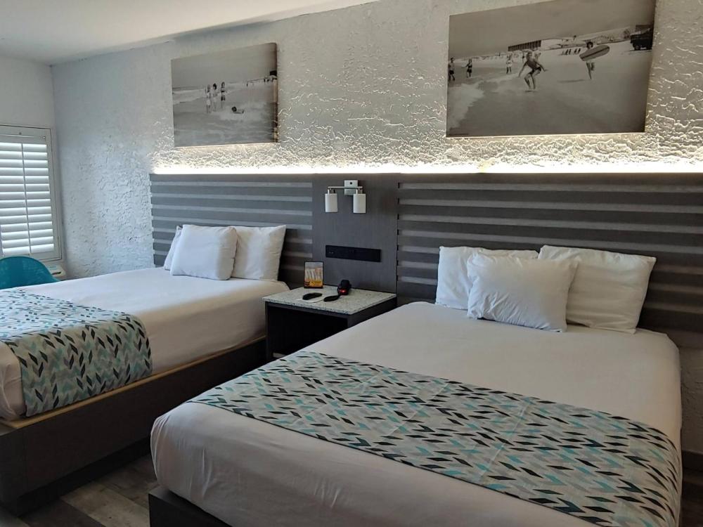 Standard Queen Room with Two Queen Beds and Gulf View (No Resort Fee) interior